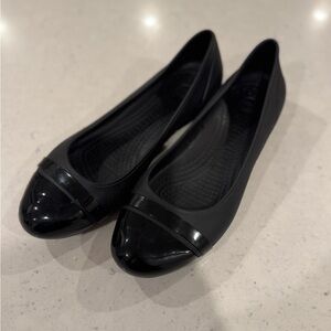 CROCS women’s black glossy rubber patent Cap Toe ballet flats shoes size 9